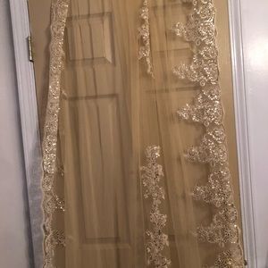 Bridal veil. Goldish/champagne color.